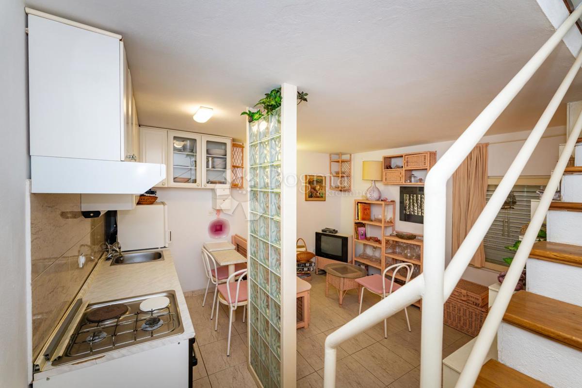 Očarljiva hiša z dvoriščem v središču Paga