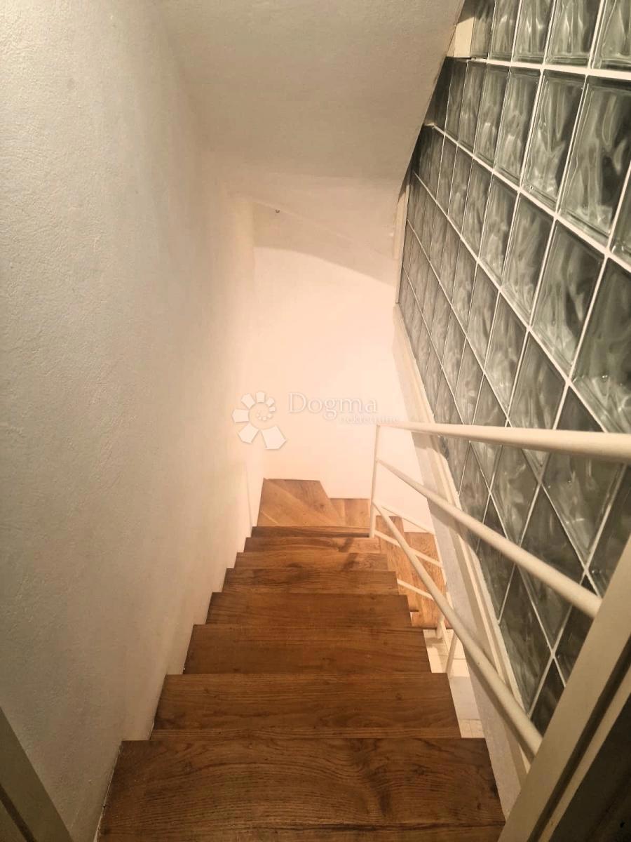 Očarljiva hiša z dvoriščem v središču Paga