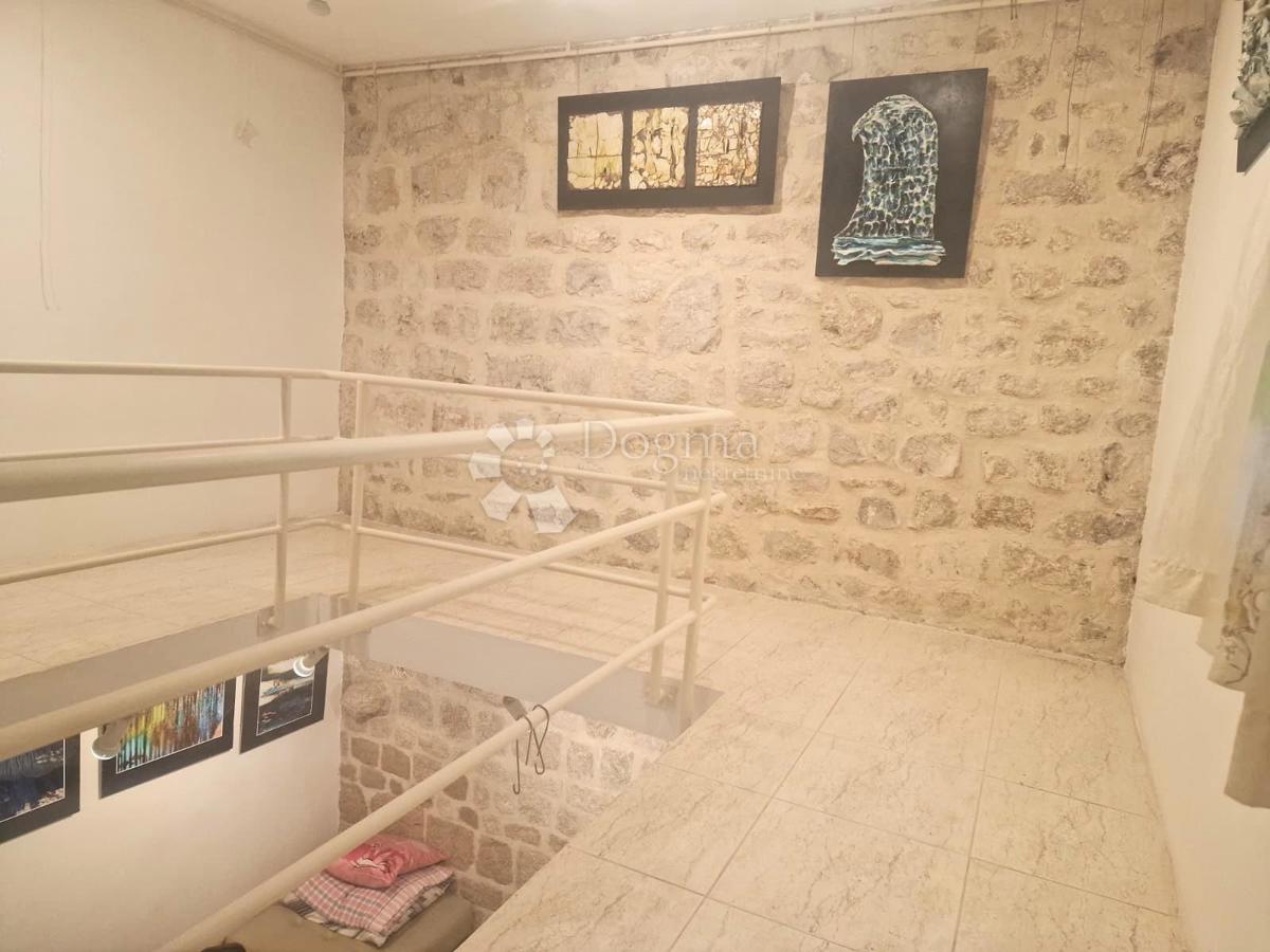 Očarljiva hiša z dvoriščem v središču Paga