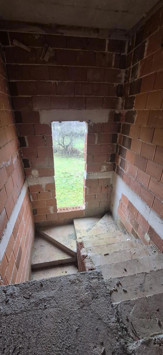 Hiša z bazenom v fazi roch bau v bližini Barbana