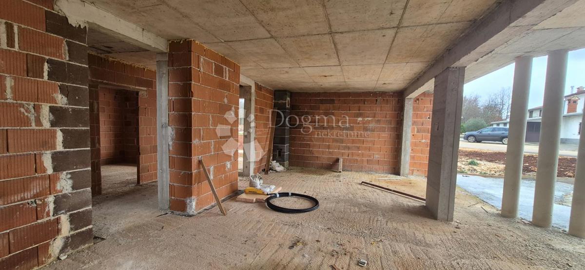 Hiša z bazenom v fazi roch bau v bližini Barbana