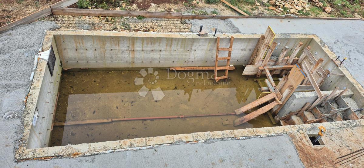 Hiša z bazenom v fazi roch bau v bližini Barbana