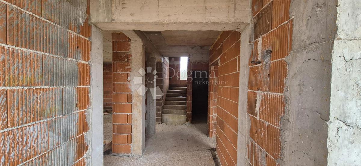 Hiša z bazenom v fazi roch bau v bližini Barbana