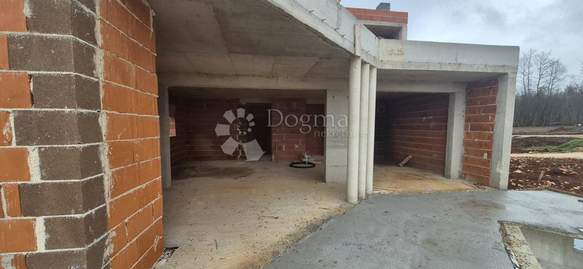 Hiša z bazenom v fazi roch bau v bližini Barbana