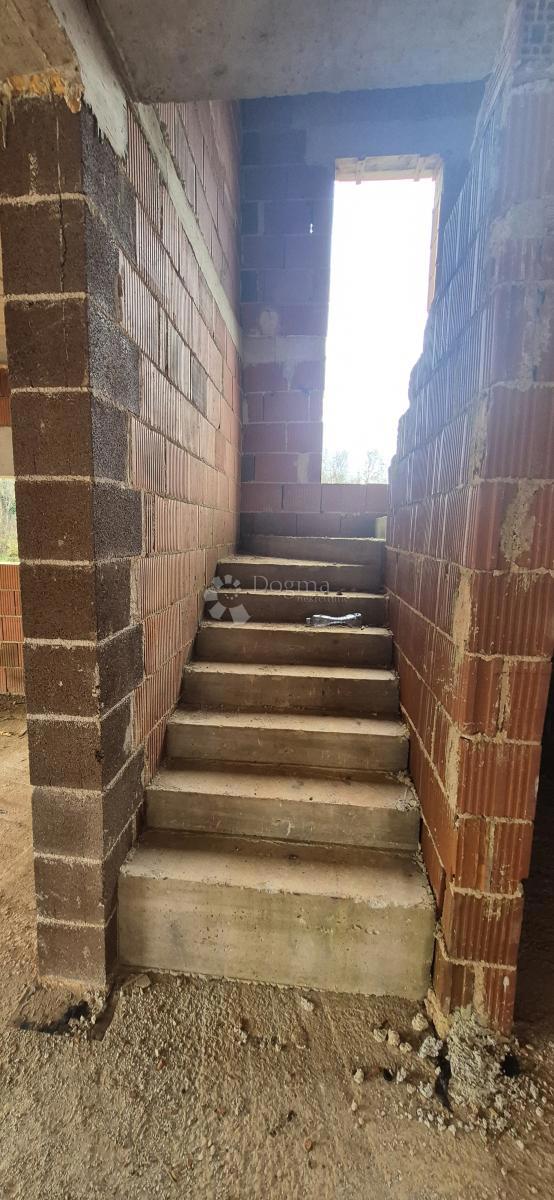 Hiša z bazenom v fazi roch bau v bližini Barbana