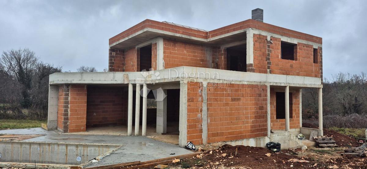 Hiša z bazenom v fazi roch bau v bližini Barbana