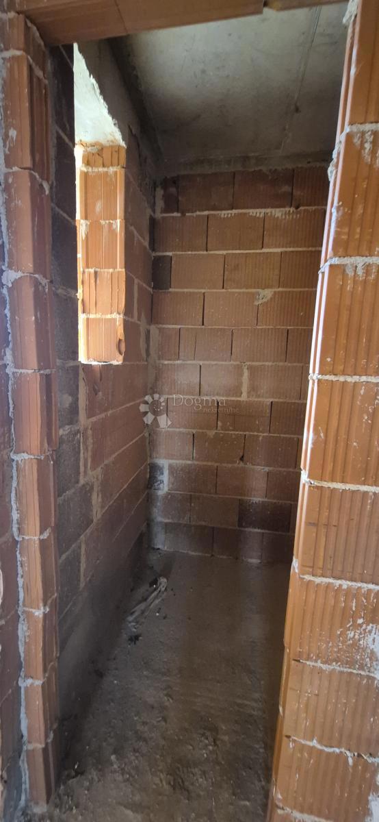 Hiša z bazenom v fazi roch bau v bližini Barbana