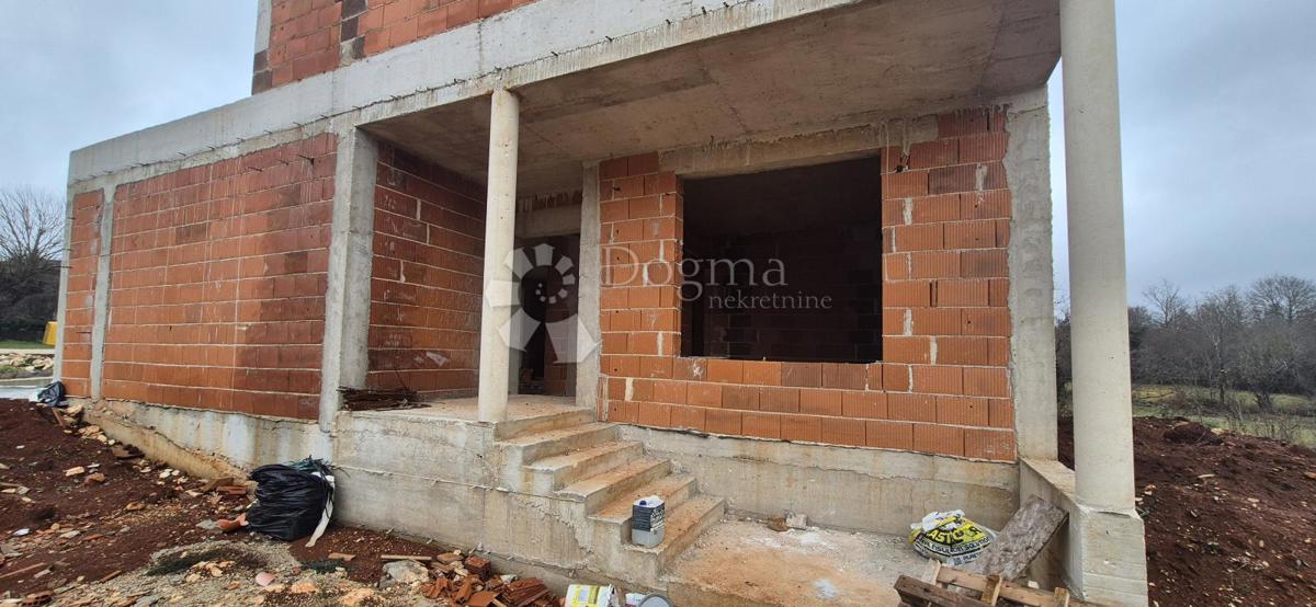 Hiša z bazenom v fazi roch bau v bližini Barbana