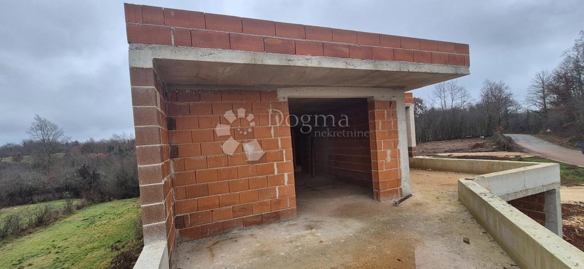 Hiša z bazenom v fazi roch bau v bližini Barbana