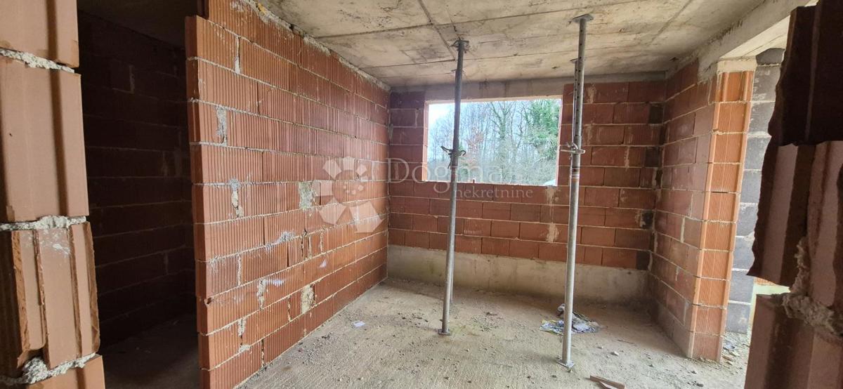 Hiša z bazenom v fazi roch bau v bližini Barbana