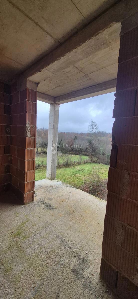 Hiša z bazenom v fazi roch bau v bližini Barbana