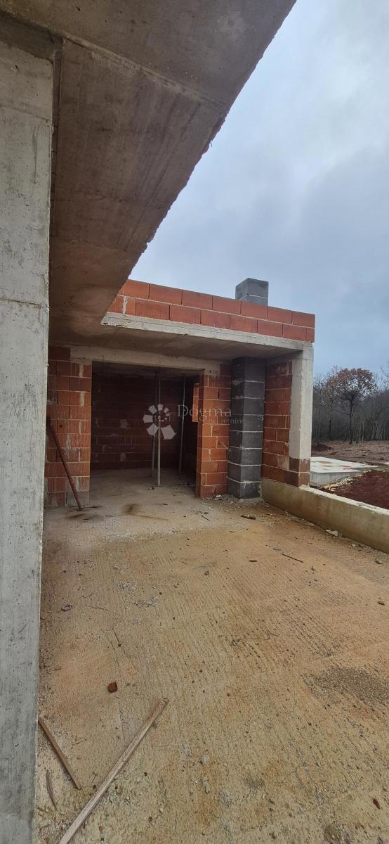 Hiša z bazenom v fazi roch bau v bližini Barbana