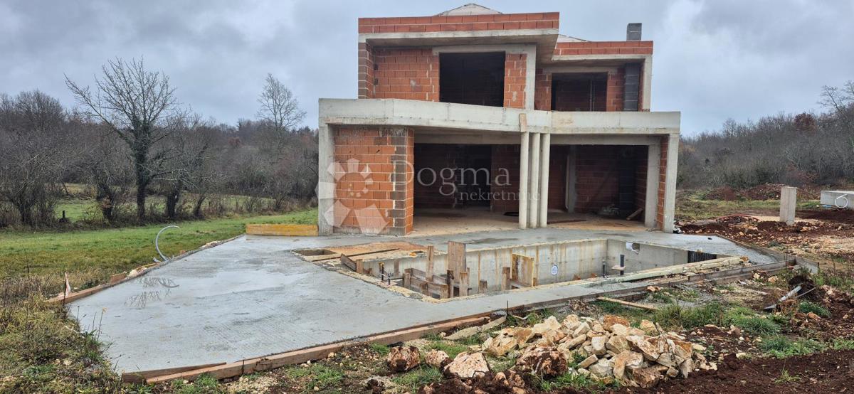 Hiša z bazenom v fazi roch bau v bližini Barbana