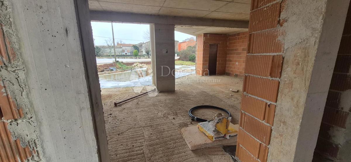 Hiša z bazenom v fazi roch bau v bližini Barbana