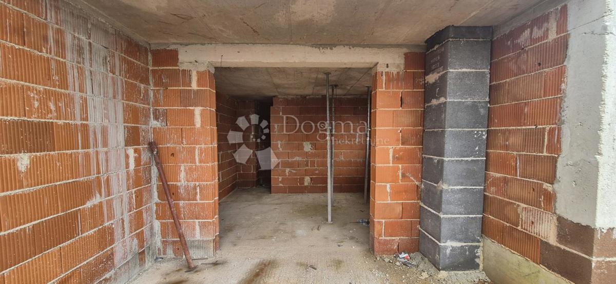 Hiša z bazenom v fazi roch bau v bližini Barbana