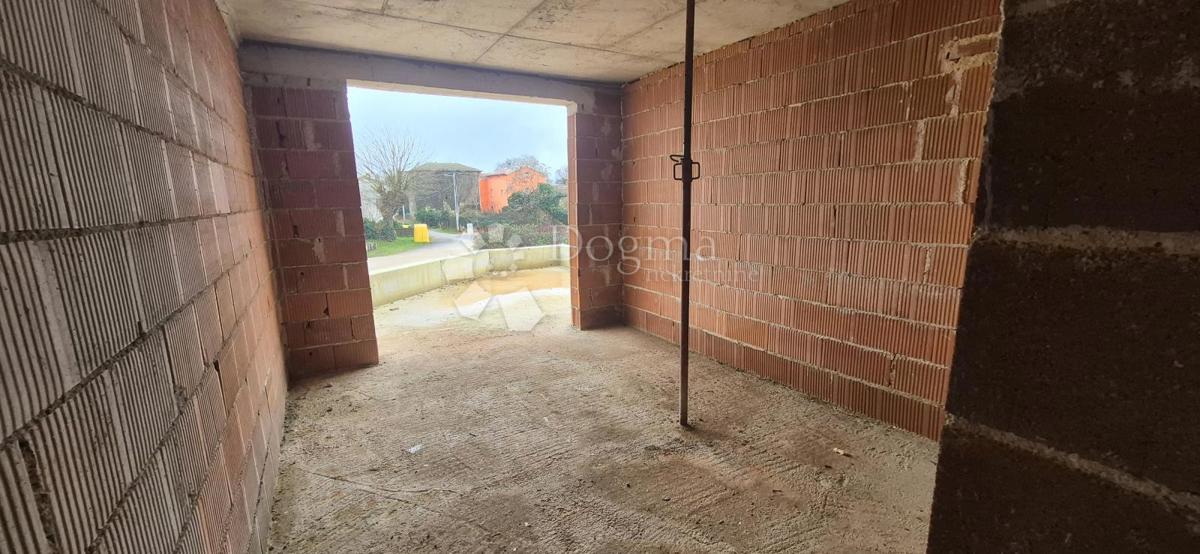 Hiša z bazenom v fazi roch bau v bližini Barbana