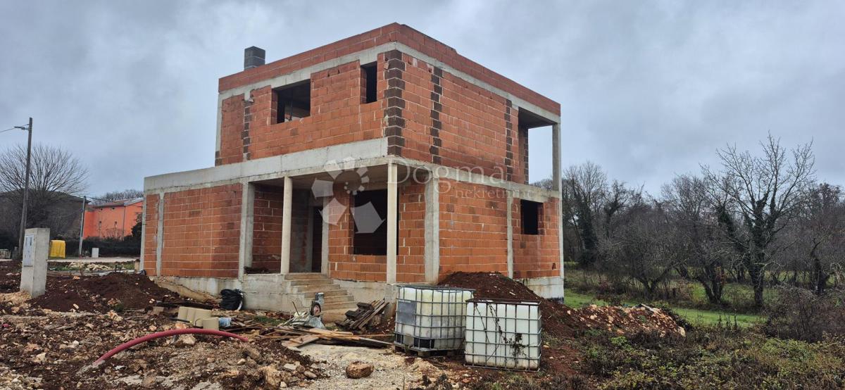 Hiša z bazenom v fazi roch bau v bližini Barbana