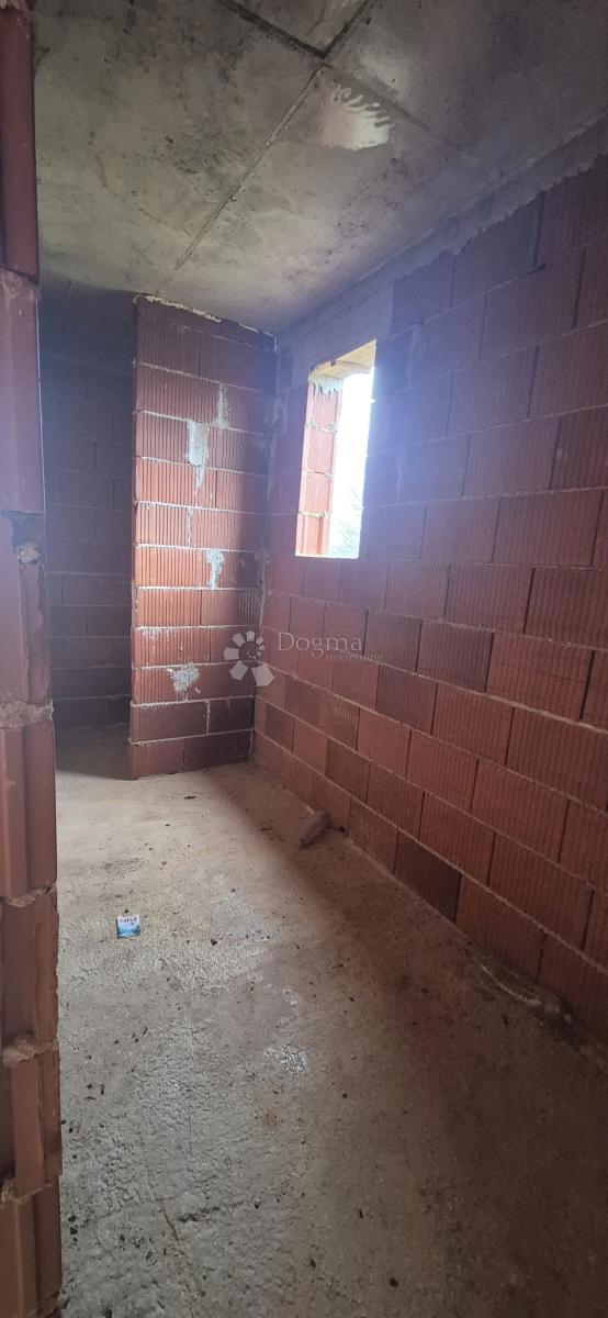 Hiša z bazenom v fazi roch bau v bližini Barbana