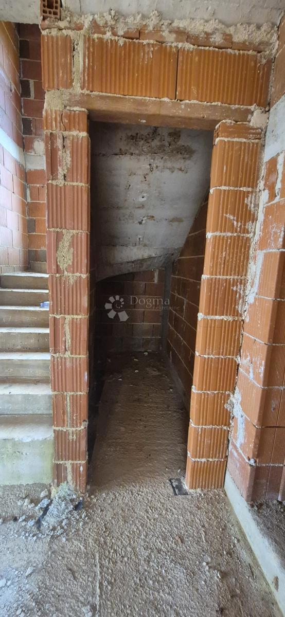 Hiša z bazenom v fazi roch bau v bližini Barbana