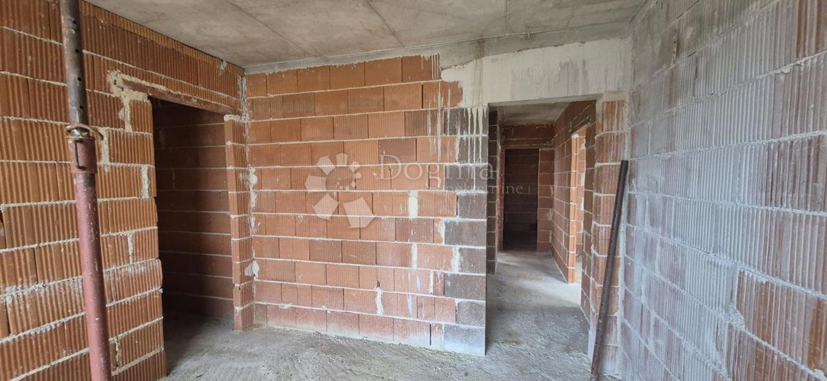 Hiša z bazenom v fazi roch bau v bližini Barbana