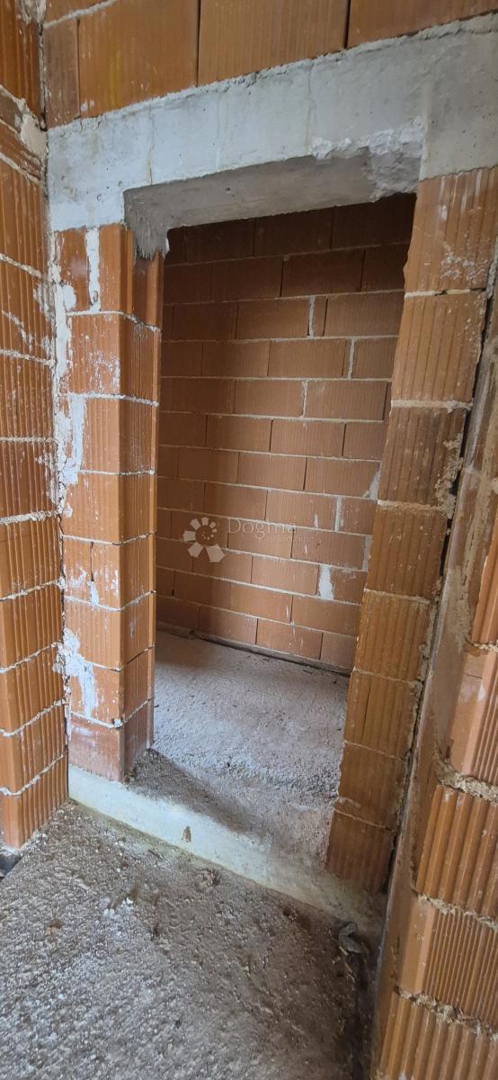 Hiša z bazenom v fazi roch bau v bližini Barbana