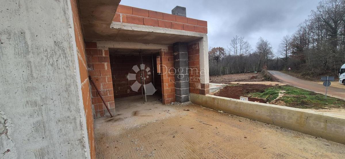 Hiša z bazenom v fazi roch bau v bližini Barbana