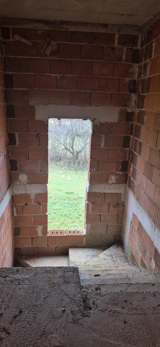 Hiša z bazenom v fazi roch bau v bližini Barbana