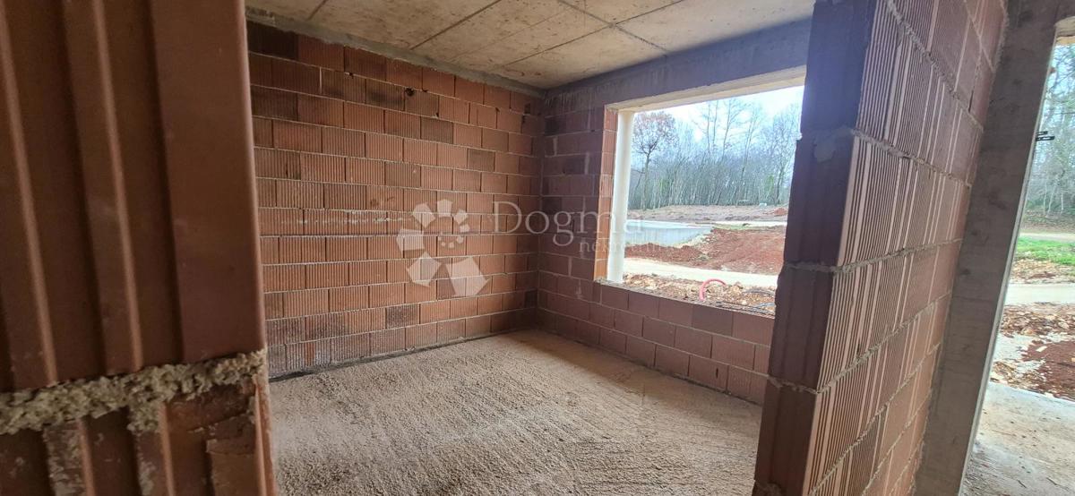 Hiša z bazenom v fazi roch bau v bližini Barbana