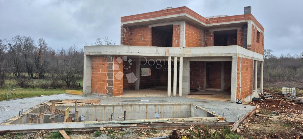 Hiša z bazenom v fazi roch bau v bližini Barbana