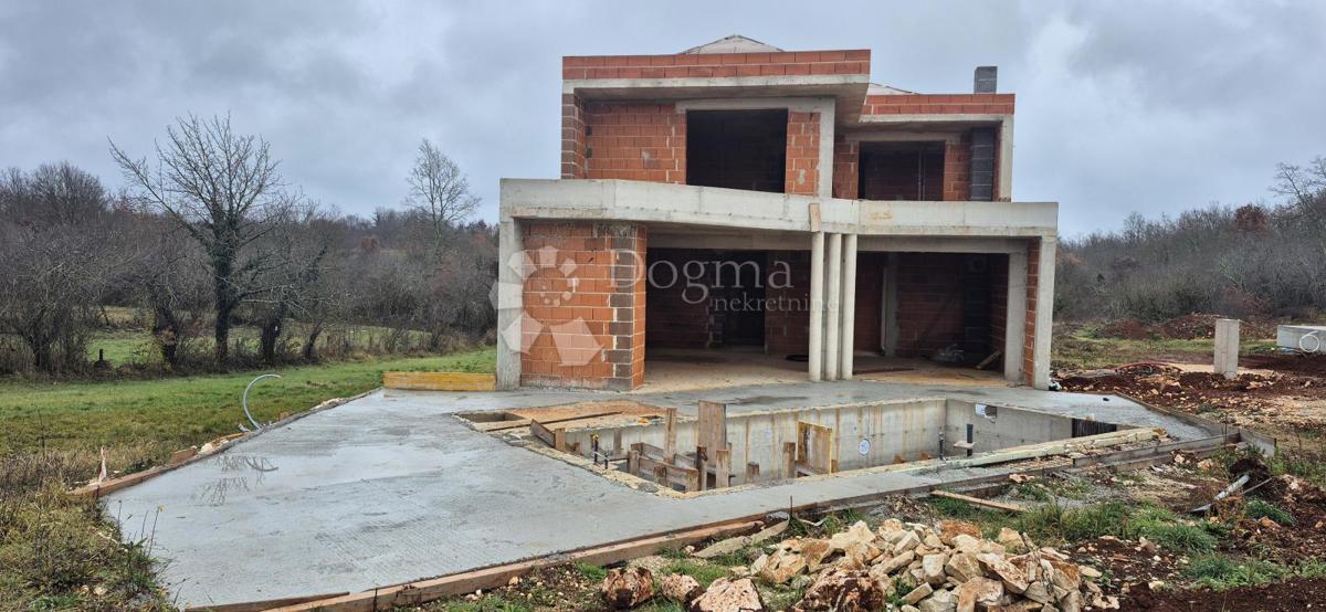 Hiša z bazenom v fazi roch bau v bližini Barbana