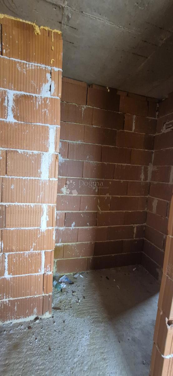 Hiša z bazenom v fazi roch bau v bližini Barbana