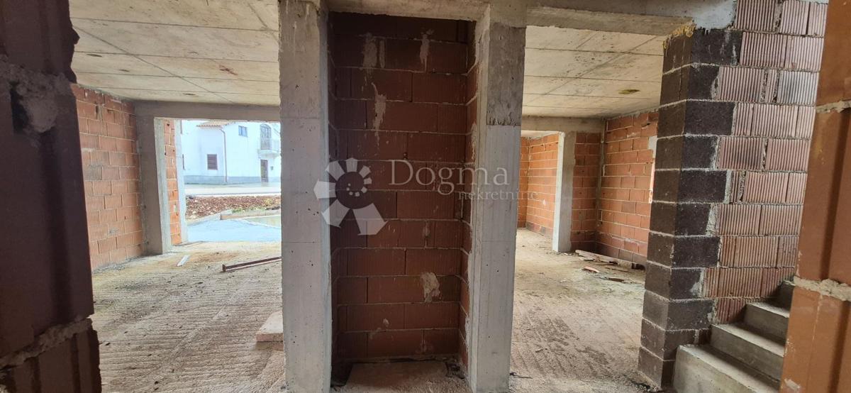 Hiša z bazenom v fazi roch bau v bližini Barbana