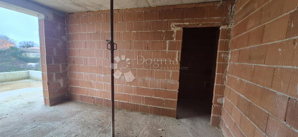 Hiša z bazenom v fazi roch bau v bližini Barbana