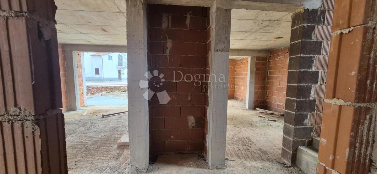 Hiša z bazenom v fazi roch bau v bližini Barbana