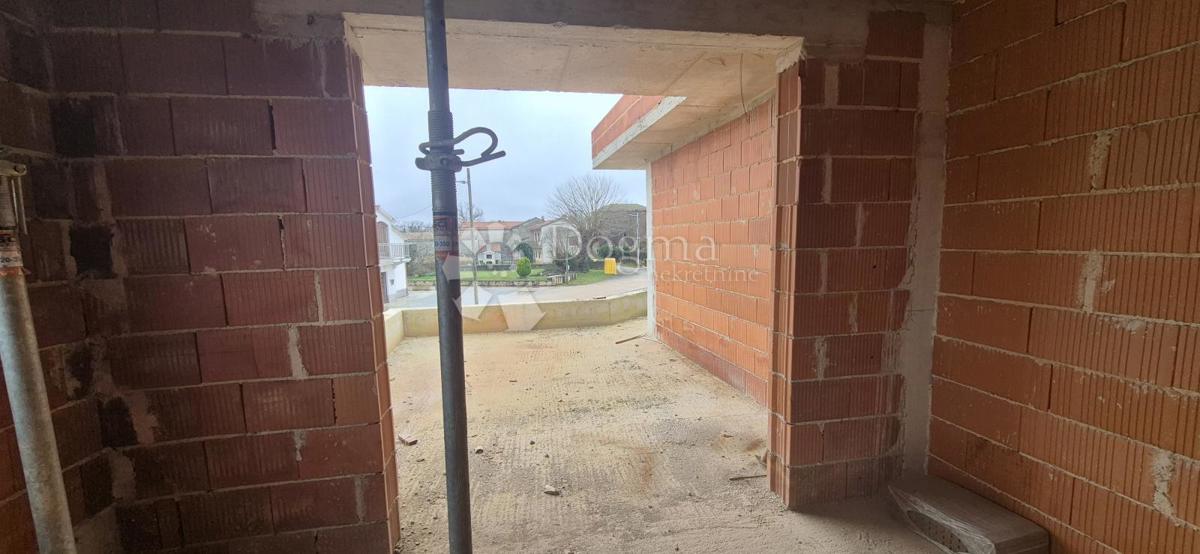 Hiša z bazenom v fazi roch bau v bližini Barbana