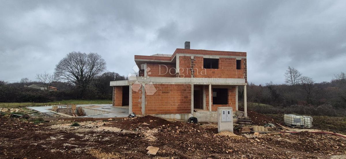 Hiša z bazenom v fazi roch bau v bližini Barbana