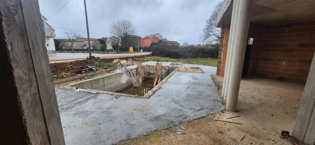 Hiša z bazenom v fazi roch bau v bližini Barbana