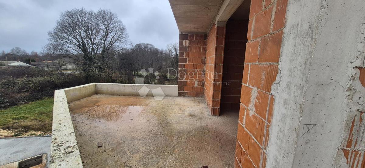 Hiša z bazenom v fazi roch bau v bližini Barbana