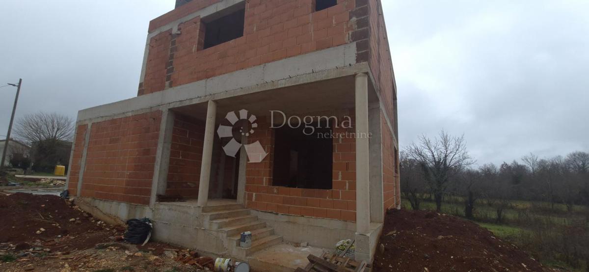 Hiša z bazenom v fazi roch bau v bližini Barbana