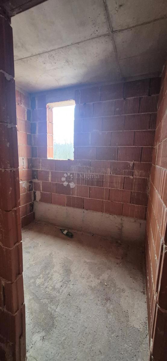 Hiša z bazenom v fazi roch bau v bližini Barbana