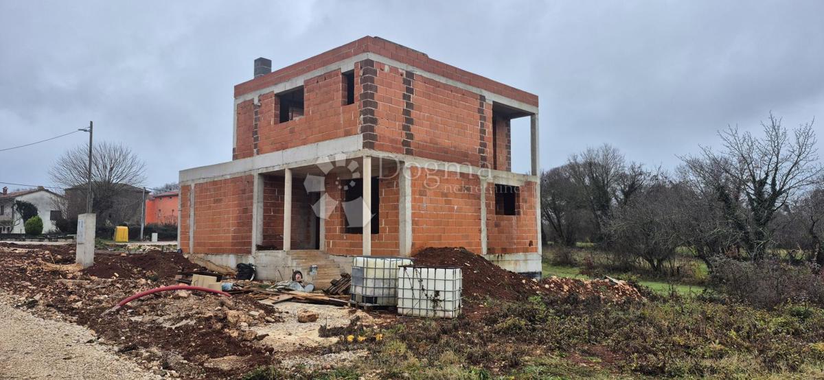 Hiša z bazenom v fazi roch bau v bližini Barbana