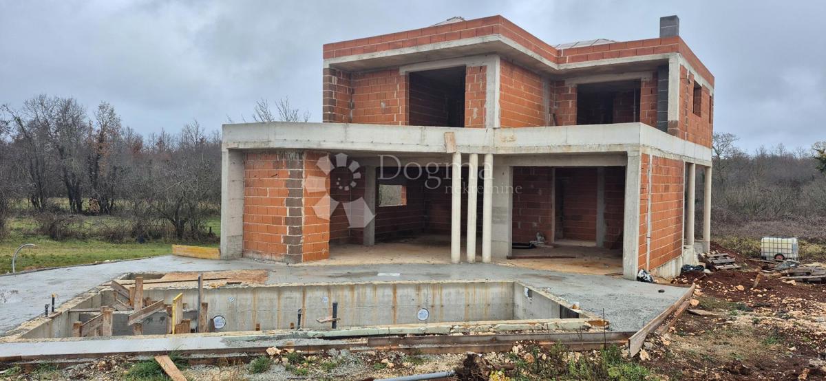 Hiša z bazenom v fazi roch bau v bližini Barbana