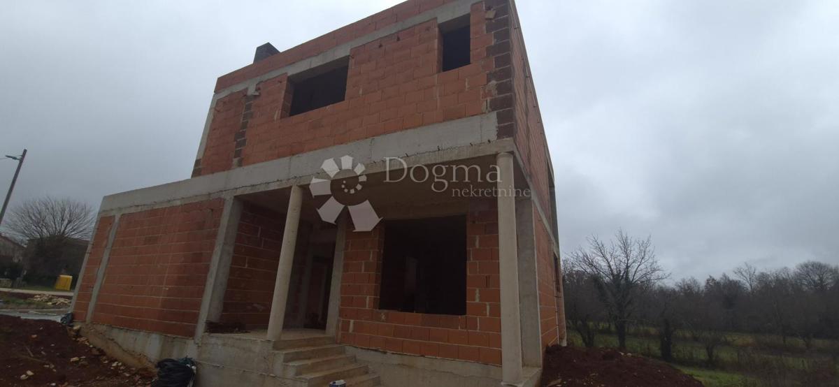 Hiša z bazenom v fazi roch bau v bližini Barbana