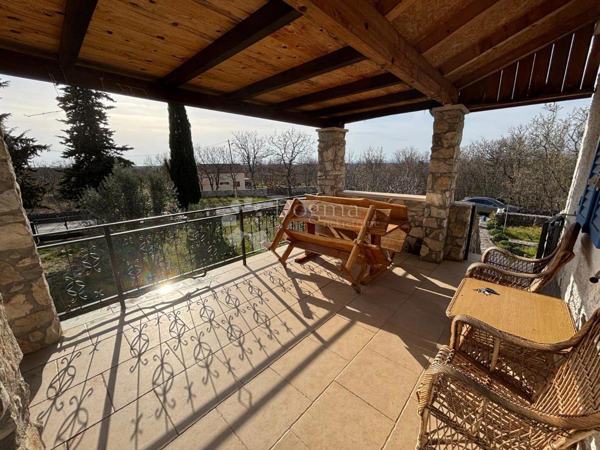 Stanovanje v kamniti hiši s prostorno teraso in dvoriščem