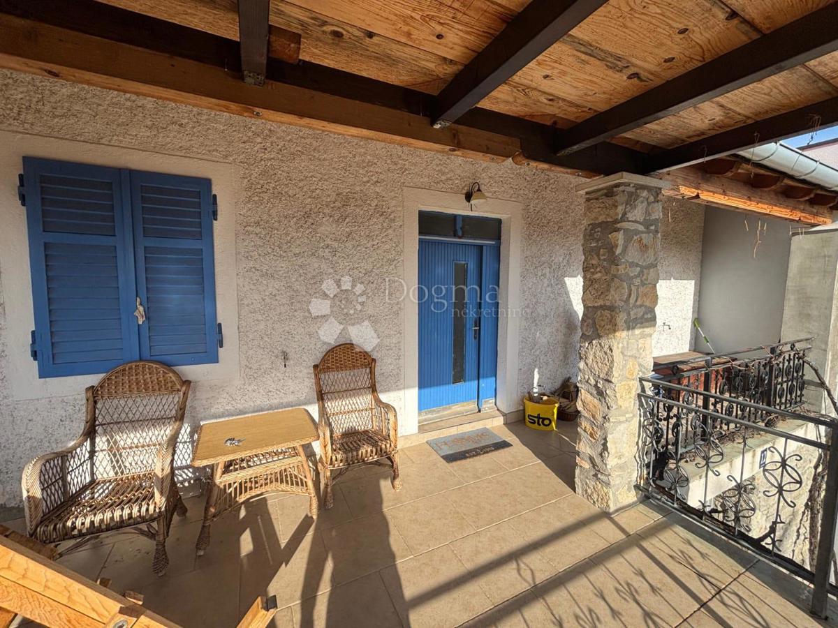 Stanovanje v kamniti hiši s prostorno teraso in dvoriščem