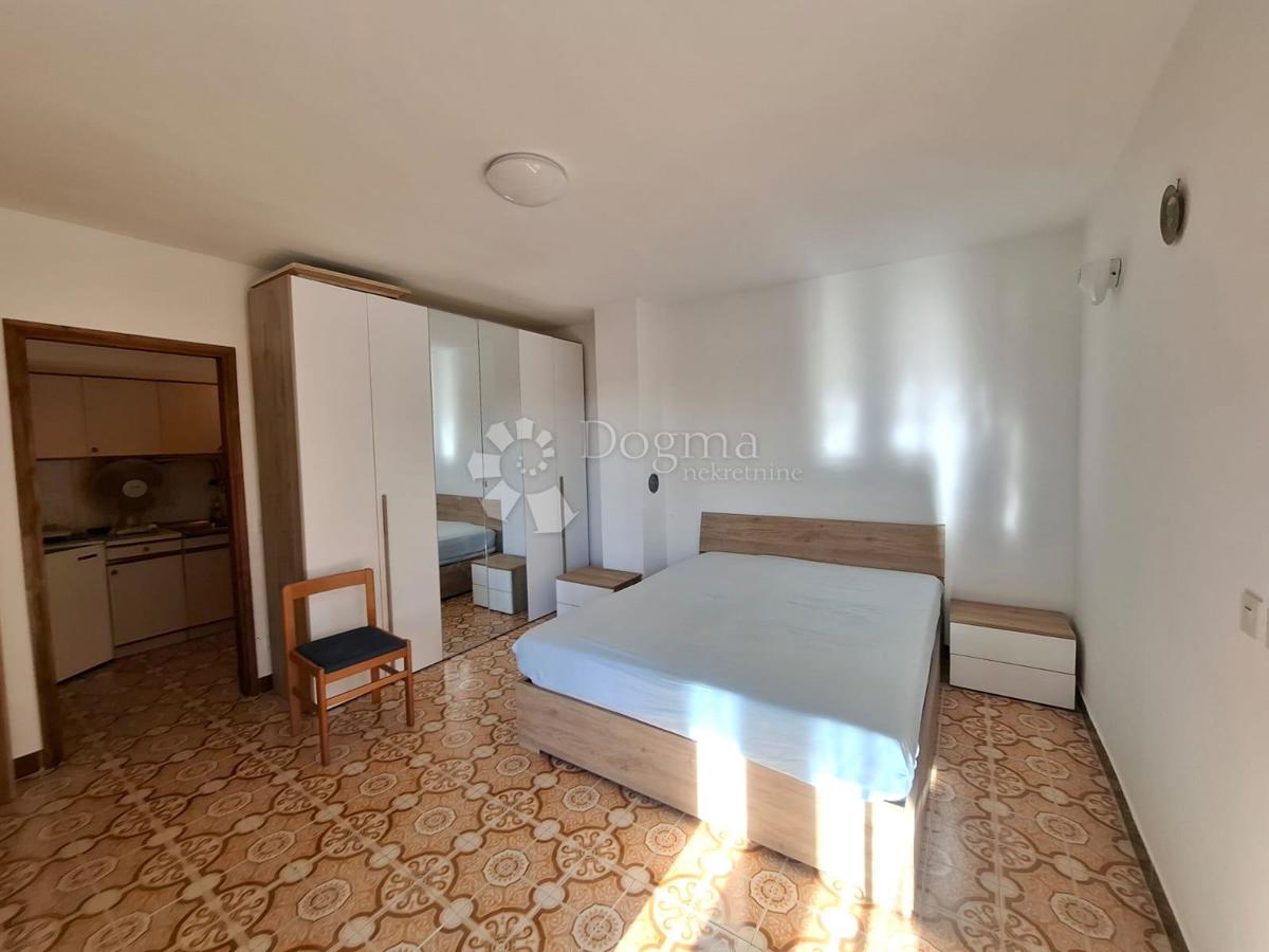 POREČ (okolica) - Istrska hiša z dvema stanovanjskima enotama