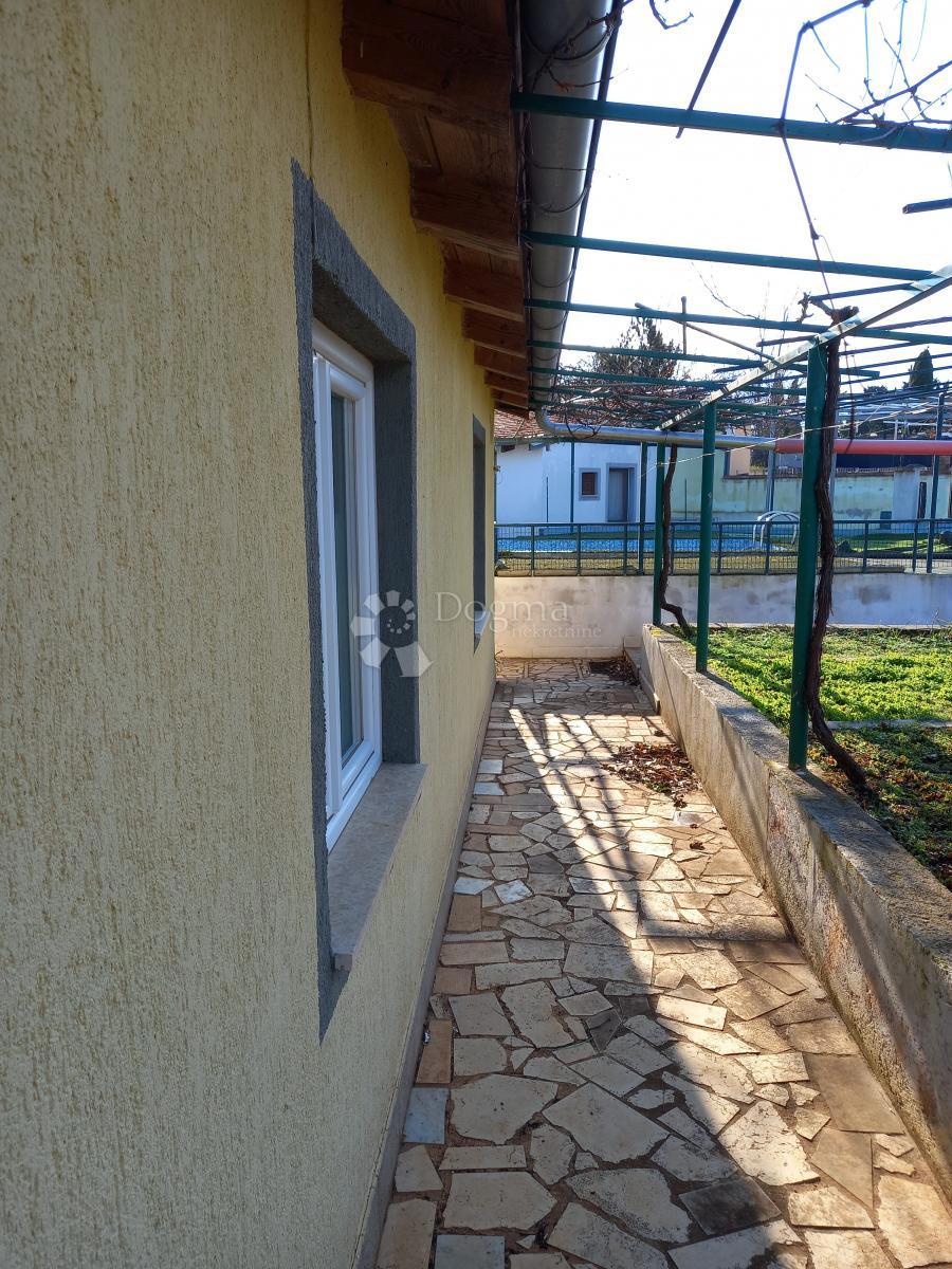 Enonadstropna hiša z bazenom v mirnem predmestju Rovinja