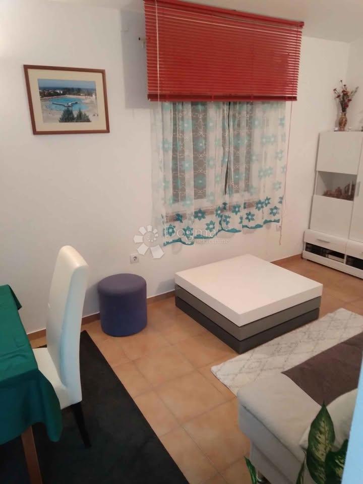 Enonadstropna hiša z bazenom v mirnem predmestju Rovinja