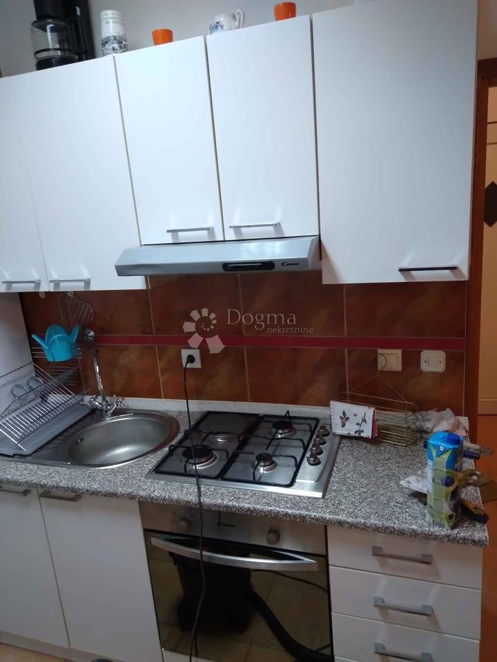 Enonadstropna hiša z bazenom v mirnem predmestju Rovinja