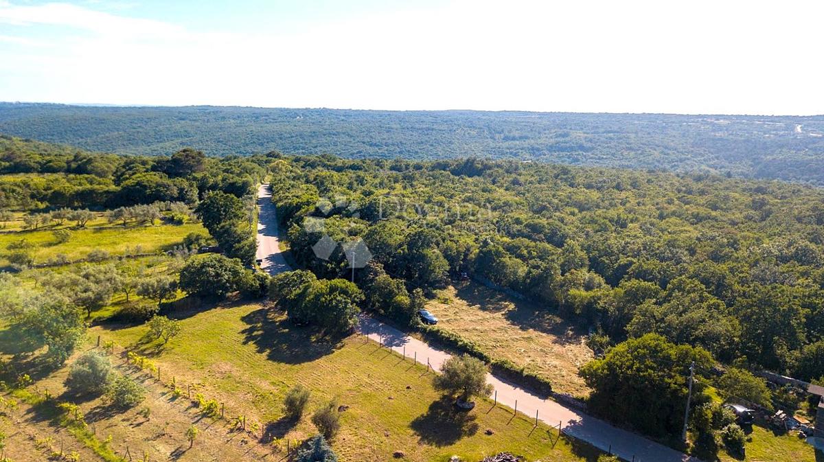 Gradbeno zemljišče v mirni vasi – Občina Marčana